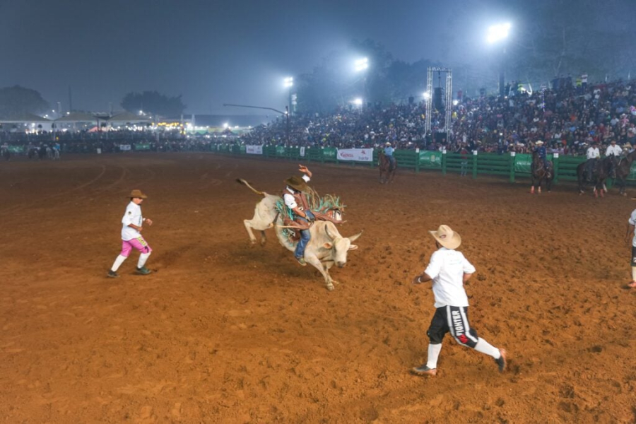 Semifinal agita arena e define finalistas do rodeio na Expoacre