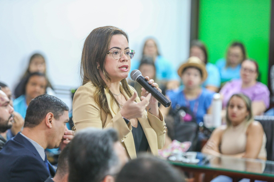 Michelle Melo Defende políticas públicas para neurodivergentes em Audiência Pública na Aleac