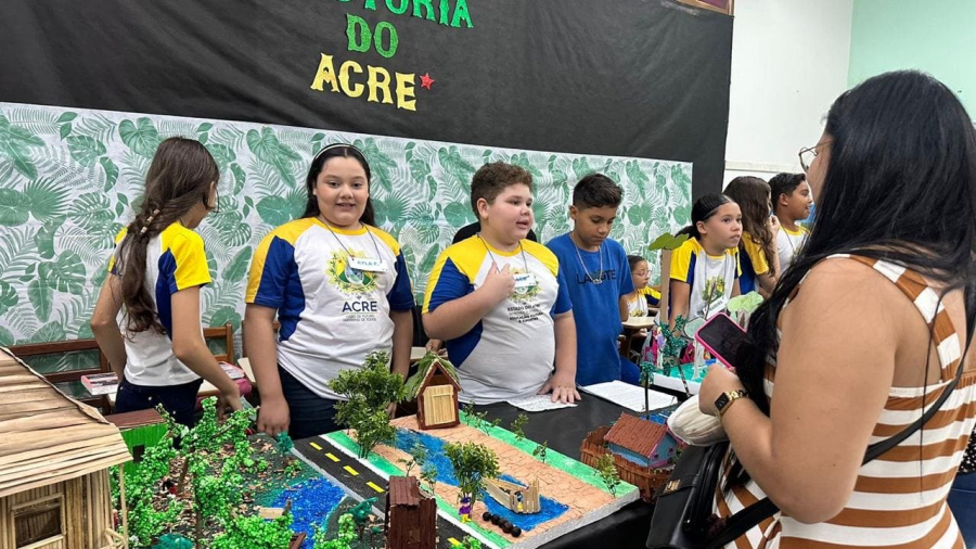 Alunos e professores da escola João Paulo I realizam a feira ‘Explorando o conhecimento’