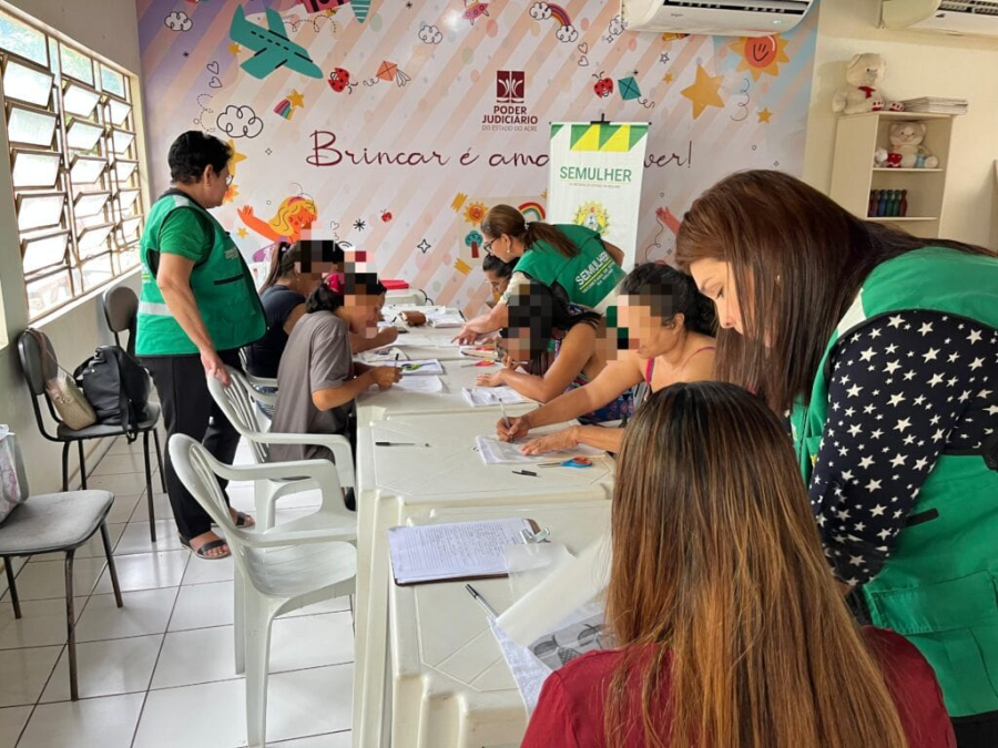 Secretaria da Mulher realiza aula inaugural de curso de customização de guardanapos para mulheres vítimas de violência