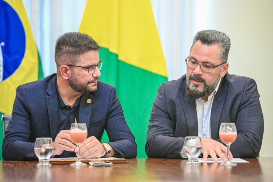 Governador Gladson Cameli recebe da bancada federal caderno de projetos de emendas parlamentares para 2025