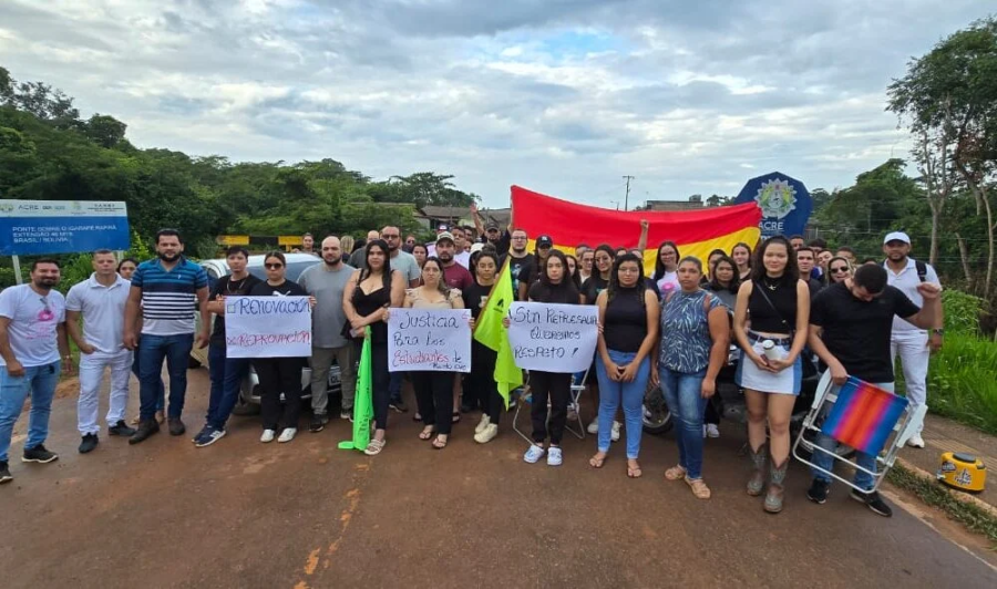 Brasileiros protestam contra assédio e tratamento hostil em universidade boliviana